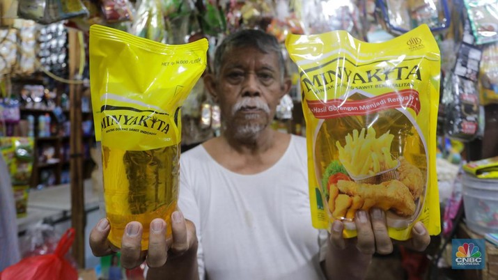 Pedagang menunjukkan Minyakita di Pasar Tebet Barat, Jakarta, Selasa (23/7/2024). (CNBC Indonesia/Faisal Rahman)