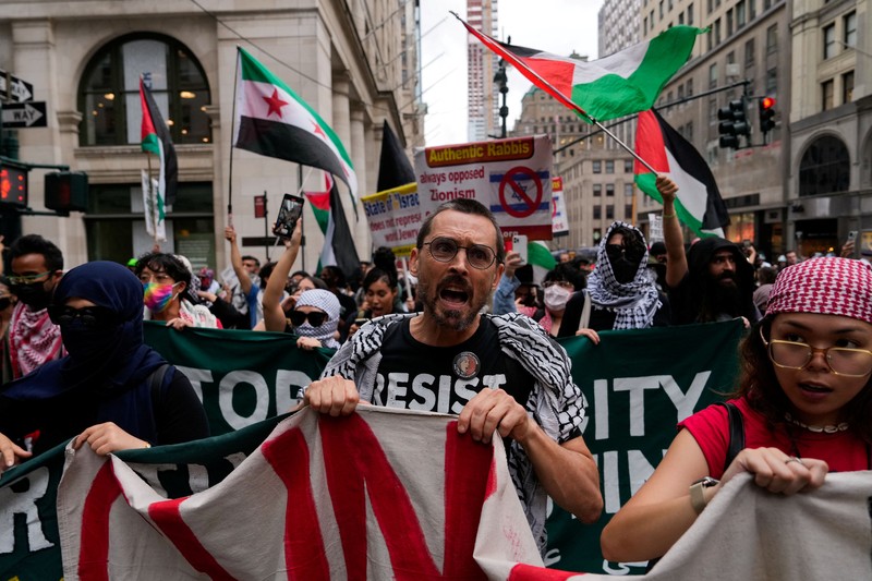 Para pengunjuk rasa pro-Israel berkumpul saat pendukung Pro-Palestina memprotes perguruan tinggi City University of New York (CUNY) yang mengizinkan pembuatan film episode FBI: Most Wanted yang membuat fiksi Perkemahan Solidaritas Gaza di New York City, AS, 22 Juli 2024. (REUTERS/Adam Gray)