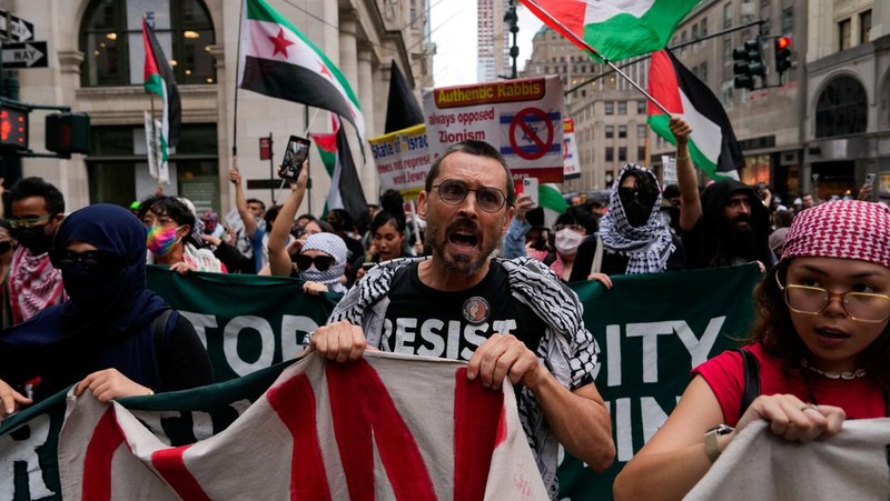 Manifestantes pro-israelíes se reúnen mientras partidarios pro-palestinos protestan contra una universidad de la Universidad de la Ciudad de Nueva York (CUNY) que permite filmar un episodio del FBI ficticio: Most Wanted en el Campamento de Solidaridad con Gaza el 22 de julio de 2024 en la ciudad de Nueva York.  (REUTERS/Adam Gray)