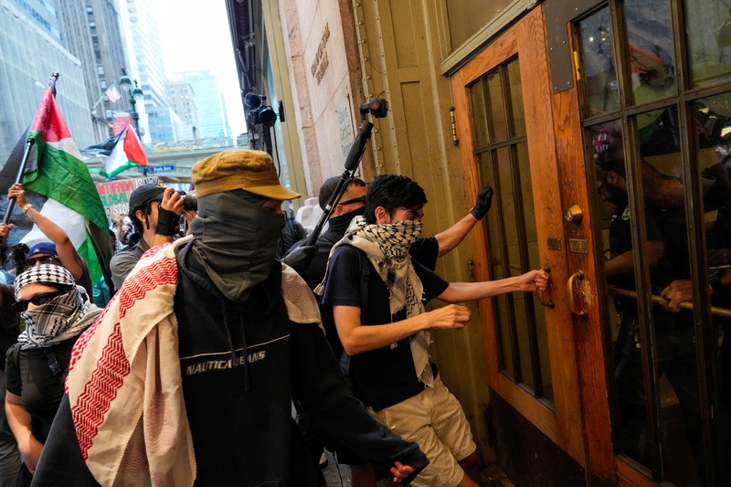 Para pengunjuk rasa pro-Israel berkumpul saat pendukung Pro-Palestina memprotes perguruan tinggi City University of New York (CUNY) yang mengizinkan pembuatan film episode FBI: Most Wanted yang membuat fiksi Perkemahan Solidaritas Gaza di New York City, AS, 22 Juli 2024. Para pengunjuk rasa pro-Israel berkumpul saat pendukung Pro-Palestina memprotes perguruan tinggi City University of New York (CUNY) yang mengizinkan pembuatan film episode FBI: Most Wanted yang membuat fiksi Perkemahan Solidaritas Gaza di New York City, AS, 22 Juli 2024. (REUTERS/Adam Gray)