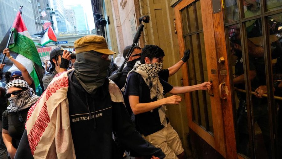 Para pengunjuk rasa pro-Israel berkumpul saat pendukung Pro-Palestina memprotes perguruan tinggi City University of New York (CUNY) yang mengizinkan pembuatan film episode FBI: Most Wanted yang membuat fiksi Perkemahan Solidaritas Gaza di New York City, AS, 22 Juli 2024. (REUTERS/Adam Gray)