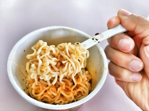 Amankah Penderita Diabetes Makan Mi Instan?
