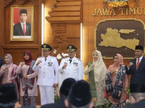 Pj Gubernur Jatim Lantik Pj Bupati Bondowoso dan Jombang di Grahadi Surabaya