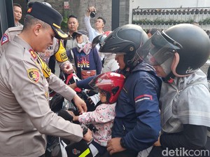 Paniknya Susi Disetop Polisi gegara Bonceng Anak Tak Pakai Helm