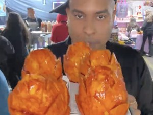 Pria Ini Hobi Borong Menu Termahal di Penjual Kaki Lima