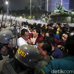 Demo Patung Kuda Ricuh Polisi Tembak Water Cannon, Ini Kronologinya