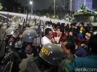 Demo Patung Kuda Ricuh Polisi Tembak Water Cannon, Ini Kronologinya