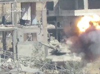 Potret Langka, Detik-Detik Hamas Bom & Tembak Tank Israel di Gaza