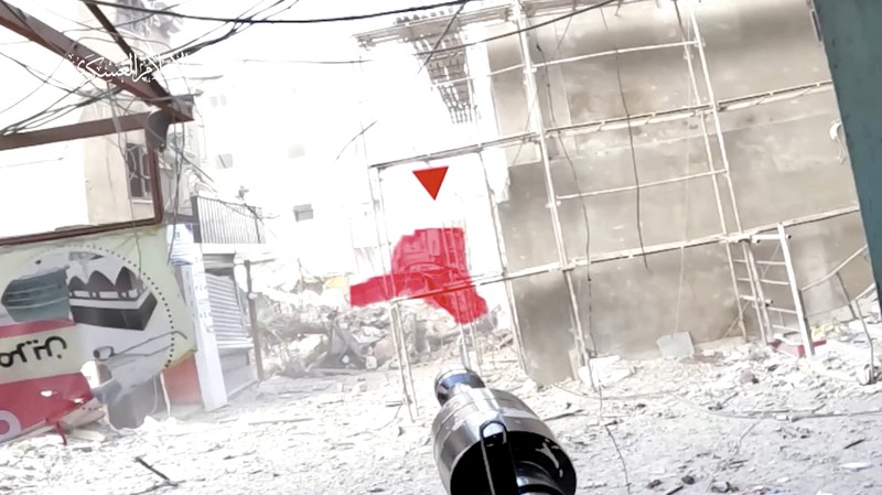 Sebuah ledakan menghantam tank Israel di tengah konflik antara Israel dan Hamas di lokasi yang disebut Rafah dalam tangkapan layar yang diambil dari video selebaran yang dirilis pada 22 Juli 2024. (Militer Hamas/Handout via REUTERS)