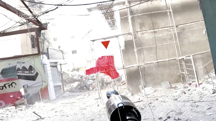 Sebuah ledakan menghantam tank Israel di tengah konflik antara Israel dan Hamas di lokasi yang disebut Rafah dalam tangkapan layar yang diambil dari video selebaran yang dirilis pada 22 Juli 2024. (Militer Hamas/Handout via REUTERS)