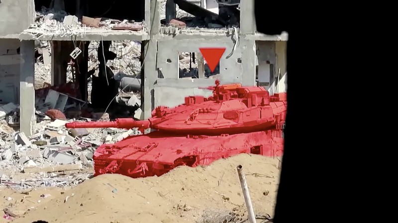Sebuah ledakan menghantam tank Israel di tengah konflik antara Israel dan Hamas di lokasi yang disebut Rafah dalam tangkapan layar yang diambil dari video selebaran yang dirilis pada 22 Juli 2024. (Militer Hamas/Handout via REUTERS)