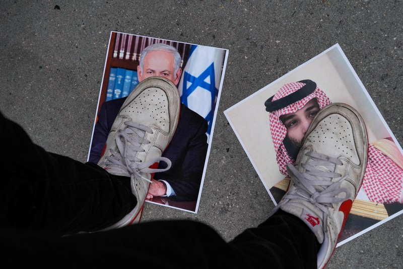 Para pengunjuk rasa pro-Israel berkumpul saat pendukung Pro-Palestina memprotes perguruan tinggi City University of New York (CUNY) yang mengizinkan pembuatan film episode FBI: Most Wanted yang membuat fiksi Perkemahan Solidaritas Gaza di New York City, AS, 22 Juli 2024. Para pengunjuk rasa pro-Israel berkumpul saat pendukung Pro-Palestina memprotes perguruan tinggi City University of New York (CUNY) yang mengizinkan pembuatan film episode FBI: Most Wanted yang membuat fiksi Perkemahan Solidaritas Gaza di New York City, AS, 22 Juli 2024. (REUTERS/Adam Gray)