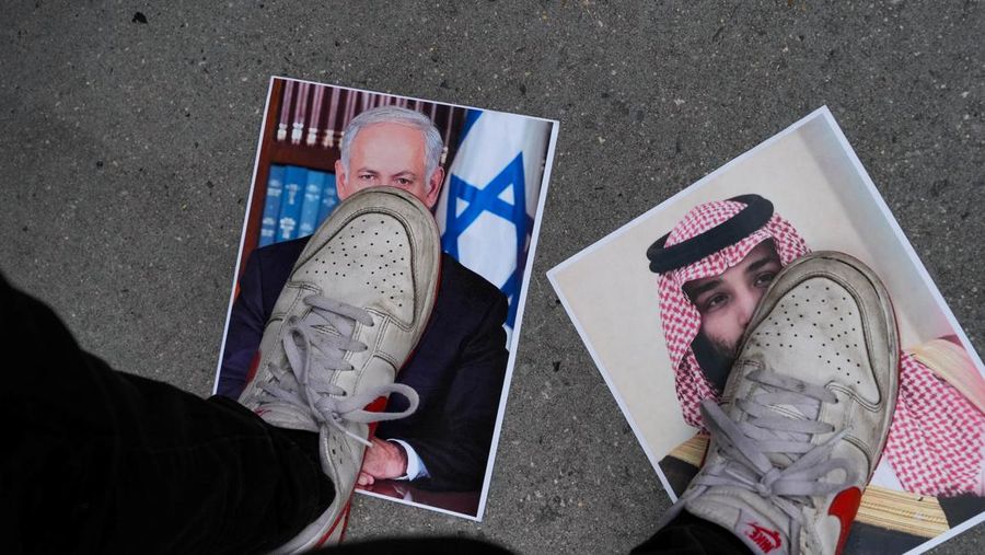 Para pengunjuk rasa pro-Israel berkumpul saat pendukung Pro-Palestina memprotes perguruan tinggi City University of New York (CUNY) yang mengizinkan pembuatan film episode FBI: Most Wanted yang membuat fiksi Perkemahan Solidaritas Gaza di New York City, AS, 22 Juli 2024. (REUTERS/Adam Gray)