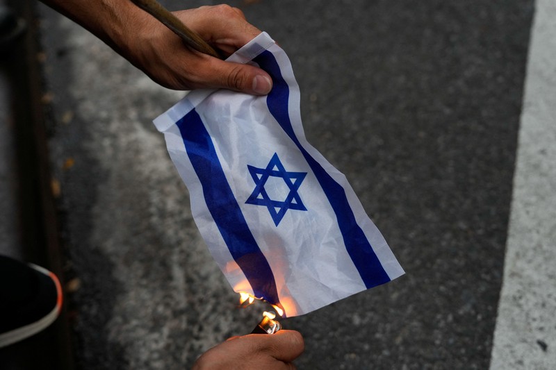 Para pengunjuk rasa pro-Israel berkumpul saat pendukung Pro-Palestina memprotes perguruan tinggi City University of New York (CUNY) yang mengizinkan pembuatan film episode FBI: Most Wanted yang membuat fiksi Perkemahan Solidaritas Gaza di New York City, AS, 22 Juli 2024. (REUTERS/Adam Gray)