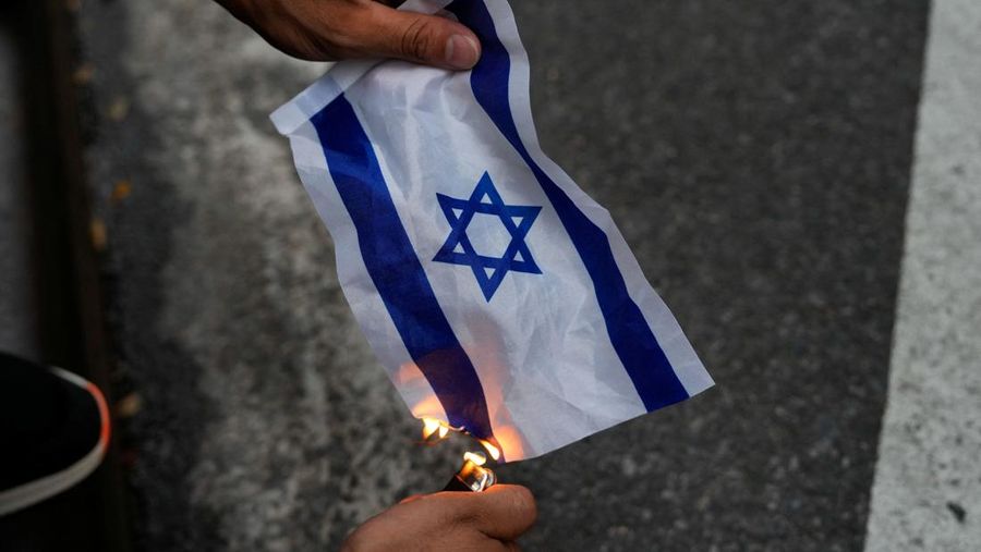 Para pengunjuk rasa pro-Israel berkumpul saat pendukung Pro-Palestina memprotes perguruan tinggi City University of New York (CUNY) yang mengizinkan pembuatan film episode FBI: Most Wanted yang membuat fiksi Perkemahan Solidaritas Gaza di New York City, AS, 22 Juli 2024. (REUTERS/Adam Gray)