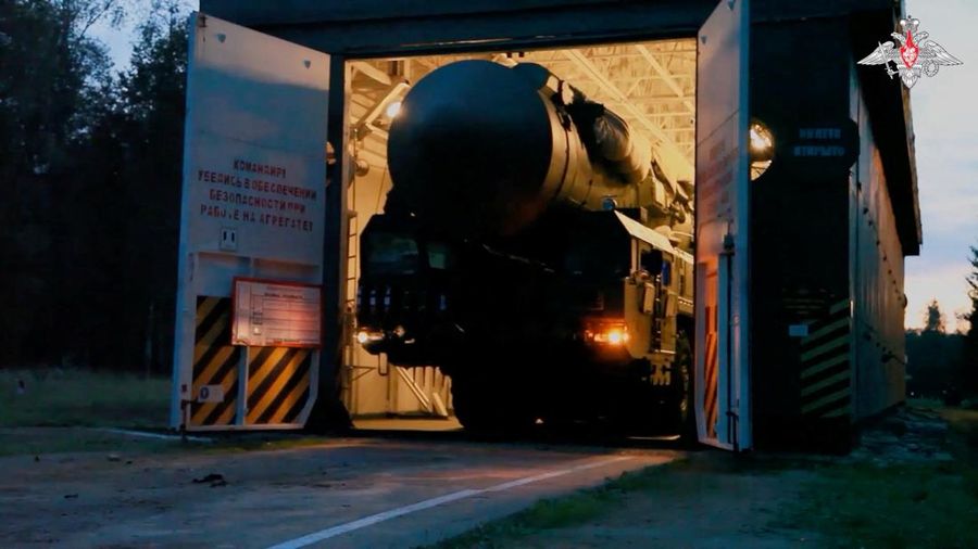 Sistem rudal balistik antarbenua Yars keluar dari tempat perlindungan militer selama, yang disebut Kementerian Pertahanan Rusia, rencana latihan Pasukan Rudal Strategis di wilayah Irkutsk, Rusia, dalam gambar diam dari video yang dirilis 23 Juli 2024. (Russian Defence Ministry/Handout via REUTERS)