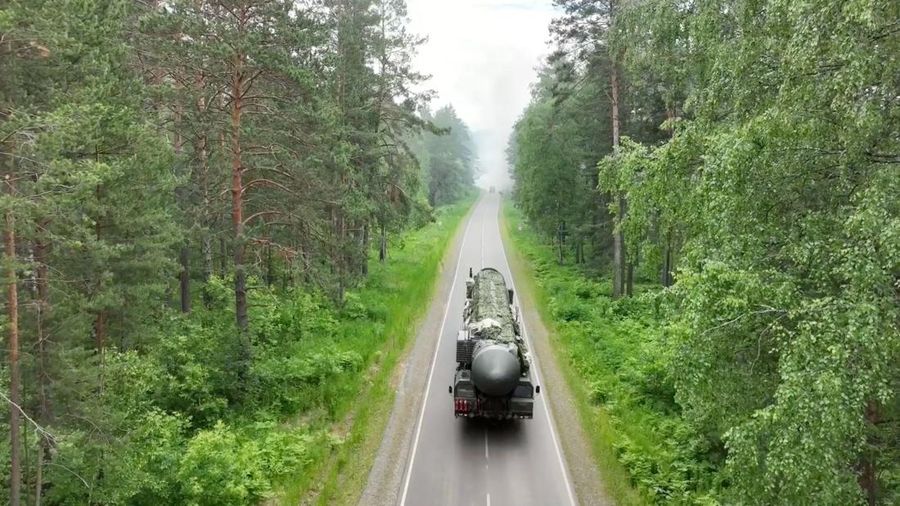 Sistem rudal balistik antarbenua Yars keluar dari tempat perlindungan militer selama, yang disebut Kementerian Pertahanan Rusia, rencana latihan Pasukan Rudal Strategis di wilayah Irkutsk, Rusia, dalam gambar diam dari video yang dirilis 23 Juli 2024. (Russian Defence Ministry/Handout via REUTERS)