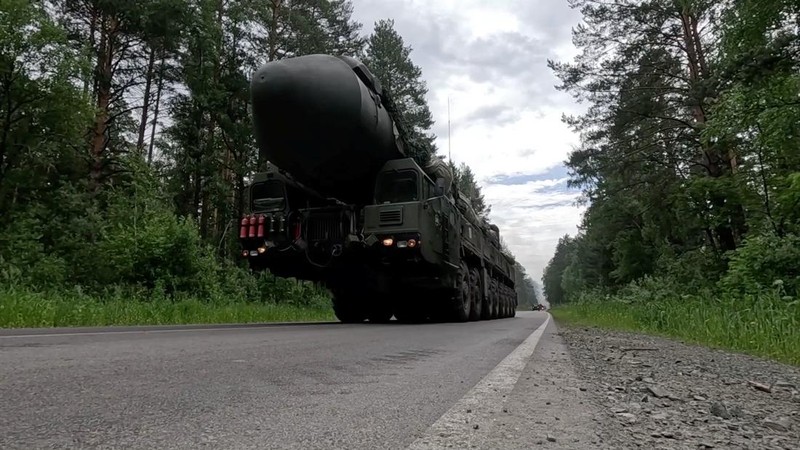 Sistem rudal balistik antarbenua Yars keluar dari tempat perlindungan militer selama, yang disebut Kementerian Pertahanan Rusia, rencana latihan Pasukan Rudal Strategis di wilayah Irkutsk, Rusia, dalam gambar diam dari video yang dirilis 23 Juli 2024. (Russian Defence Ministry/Handout via REUTERS)