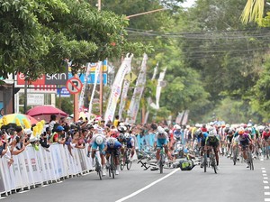 Crash Warnai Pertarungan Sengit Pembalap Etape 2 TdBI Sebelum Finish