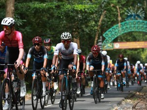 Pembalap Susuri Alas Purwo Banyuwangi di Etape 2 TdBI