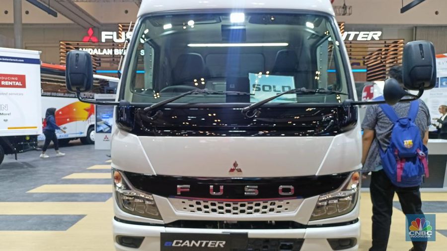 Truk listrik pertama di Indonesia akhirnya rilis yakni e-Canter dari Mitsubishi Fuso dalam gelaran GIIAS 2024, ICE BSD Selasa (23/7/2024). (CNBC Indonesia/Ferry Sandi)