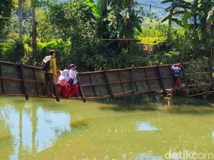 Momen Menegangkan Warga-Pelajar Bergelantungan di Jembatan Miring Sukabumi
