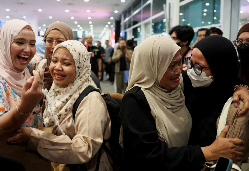 Warga negara Malaysia yang dievakuasi dari kekerasan mematikan di Bangladesh, disambut oleh anggota keluarganya, saat ia tiba di Terminal 2 Bandara Internasional Kuala Lumpur di Sepang, Malaysia, 23 Juli 2024. Warga negara Malaysia yang dievakuasi dari kekerasan mematikan di Bangladesh, disambut oleh anggota keluarganya, saat ia tiba di Terminal 2 Bandara Internasional Kuala Lumpur di Sepang, Malaysia, 23 Juli 2024. (REUTERS/Hasnoor Hussain)