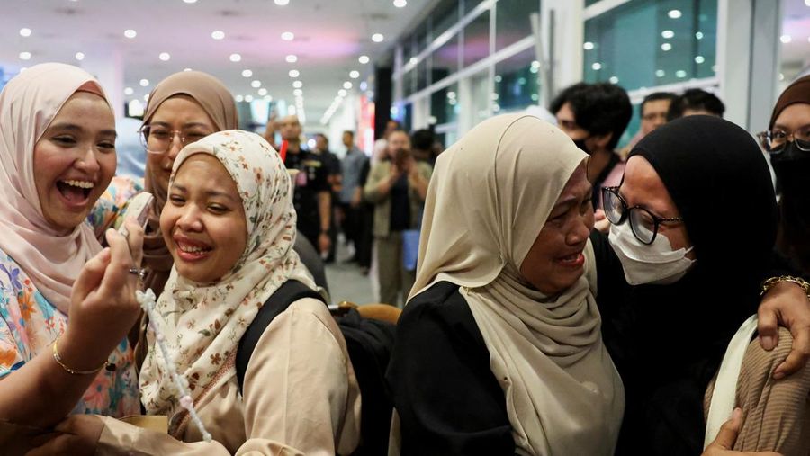 Warga negara Malaysia yang dievakuasi dari kekerasan mematikan di Bangladesh, disambut oleh anggota keluarganya, saat ia tiba di Terminal 2 Bandara Internasional Kuala Lumpur di Sepang, Malaysia, 23 Juli 2024. (REUTERS/Hasnoor Hussain)