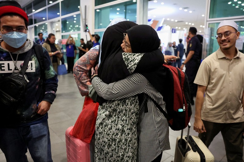 Warga negara Malaysia yang dievakuasi dari kekerasan mematikan di Bangladesh, disambut oleh anggota keluarganya, saat ia tiba di Terminal 2 Bandara Internasional Kuala Lumpur di Sepang, Malaysia, 23 Juli 2024. Warga negara Malaysia yang dievakuasi dari kekerasan mematikan di Bangladesh, disambut oleh anggota keluarganya, saat ia tiba di Terminal 2 Bandara Internasional Kuala Lumpur di Sepang, Malaysia, 23 Juli 2024. (REUTERS/Hasnoor Hussain)