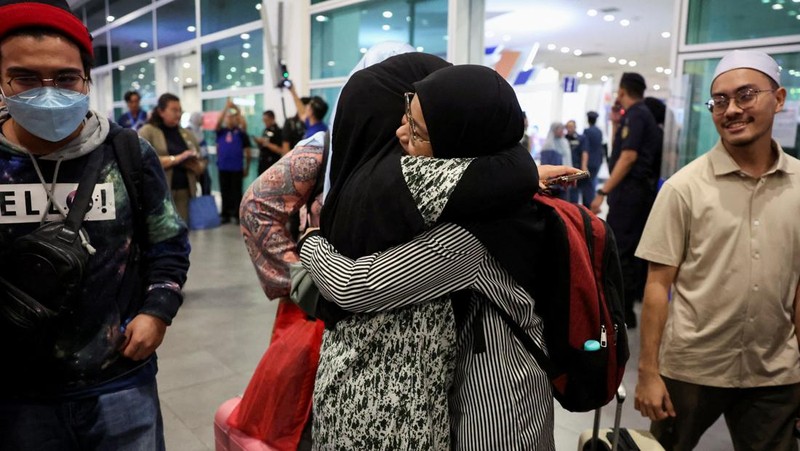 Warga negara Malaysia yang dievakuasi dari kekerasan mematikan di Bangladesh, disambut oleh anggota keluarganya, saat ia tiba di Terminal 2 Bandara Internasional Kuala Lumpur di Sepang, Malaysia, 23 Juli 2024. (REUTERS/Hasnoor Hussain)