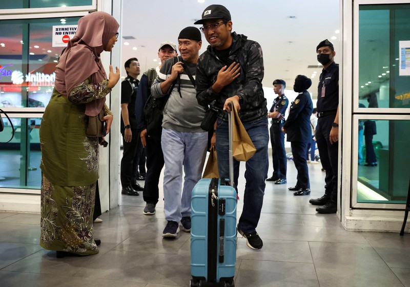 Warga negara Malaysia yang dievakuasi dari kekerasan mematikan di Bangladesh, disambut oleh anggota keluarganya, saat ia tiba di Terminal 2 Bandara Internasional Kuala Lumpur di Sepang, Malaysia, 23 Juli 2024. (REUTERS/Hasnoor Hussain)