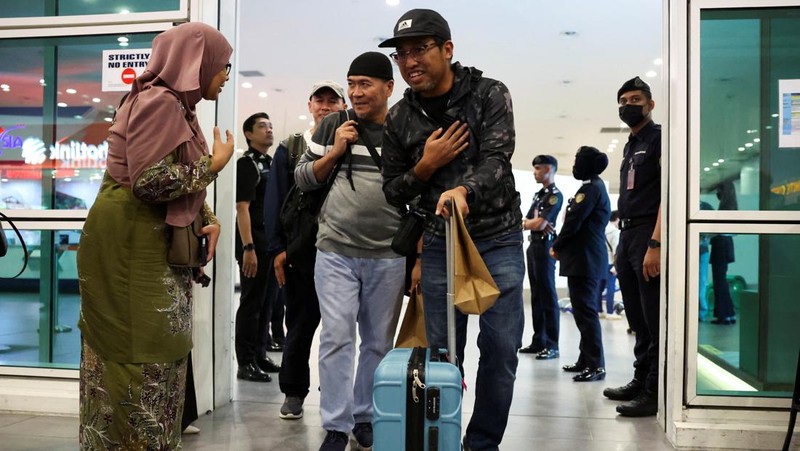 Warga negara Malaysia yang dievakuasi dari kekerasan mematikan di Bangladesh, disambut oleh anggota keluarganya, saat ia tiba di Terminal 2 Bandara Internasional Kuala Lumpur di Sepang, Malaysia, 23 Juli 2024. (REUTERS/Hasnoor Hussain)