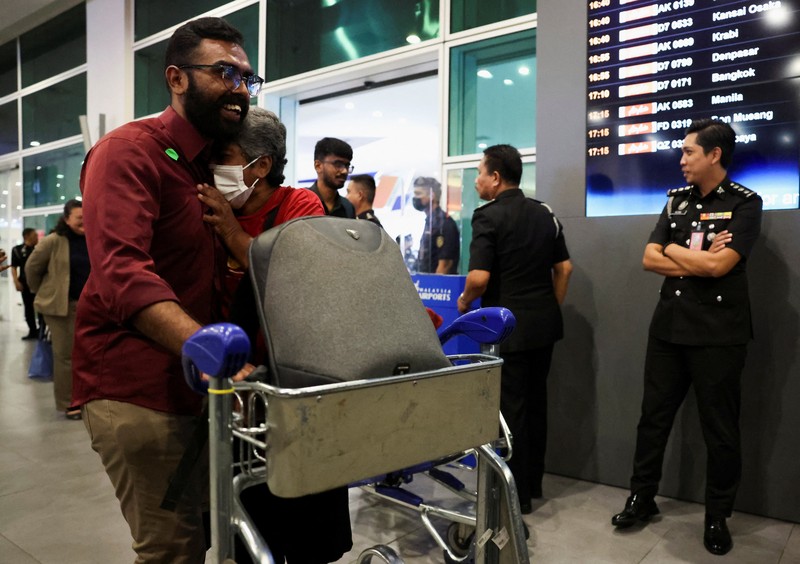 Warga negara Malaysia yang dievakuasi dari kekerasan mematikan di Bangladesh, disambut oleh anggota keluarganya, saat ia tiba di Terminal 2 Bandara Internasional Kuala Lumpur di Sepang, Malaysia, 23 Juli 2024. Warga negara Malaysia yang dievakuasi dari kekerasan mematikan di Bangladesh, disambut oleh anggota keluarganya, saat ia tiba di Terminal 2 Bandara Internasional Kuala Lumpur di Sepang, Malaysia, 23 Juli 2024. (REUTERS/Hasnoor Hussain)
