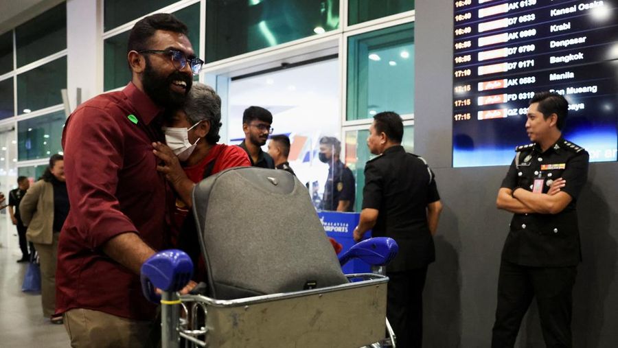 Warga negara Malaysia yang dievakuasi dari kekerasan mematikan di Bangladesh, disambut oleh anggota keluarganya, saat ia tiba di Terminal 2 Bandara Internasional Kuala Lumpur di Sepang, Malaysia, 23 Juli 2024. (REUTERS/Hasnoor Hussain)