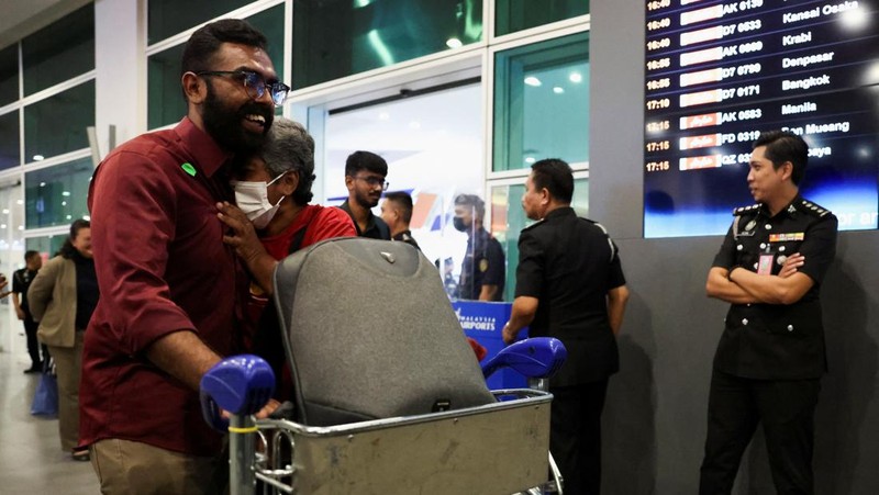 Warga negara Malaysia yang dievakuasi dari kekerasan mematikan di Bangladesh, disambut oleh anggota keluarganya, saat ia tiba di Terminal 2 Bandara Internasional Kuala Lumpur di Sepang, Malaysia, 23 Juli 2024. (REUTERS/Hasnoor Hussain)