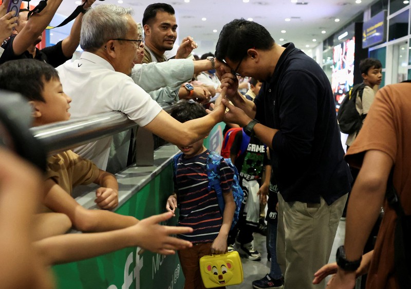 Warga negara Malaysia yang dievakuasi dari kekerasan mematikan di Bangladesh, disambut oleh anggota keluarganya, saat ia tiba di Terminal 2 Bandara Internasional Kuala Lumpur di Sepang, Malaysia, 23 Juli 2024. (REUTERS/Hasnoor Hussain)