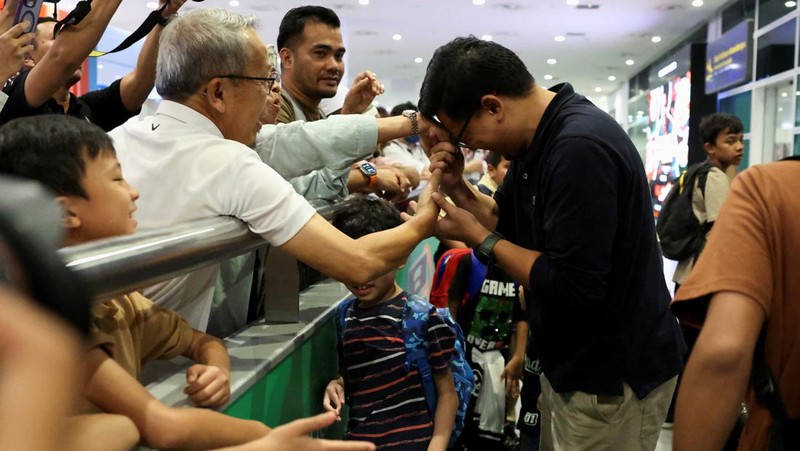 Warga negara Malaysia yang dievakuasi dari kekerasan mematikan di Bangladesh, disambut oleh anggota keluarganya, saat ia tiba di Terminal 2 Bandara Internasional Kuala Lumpur di Sepang, Malaysia, 23 Juli 2024. (REUTERS/Hasnoor Hussain)