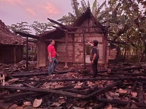 Anak di Ngawi Bakar Rumah Ortu gegara Depresi Ditinggal Mati Istri