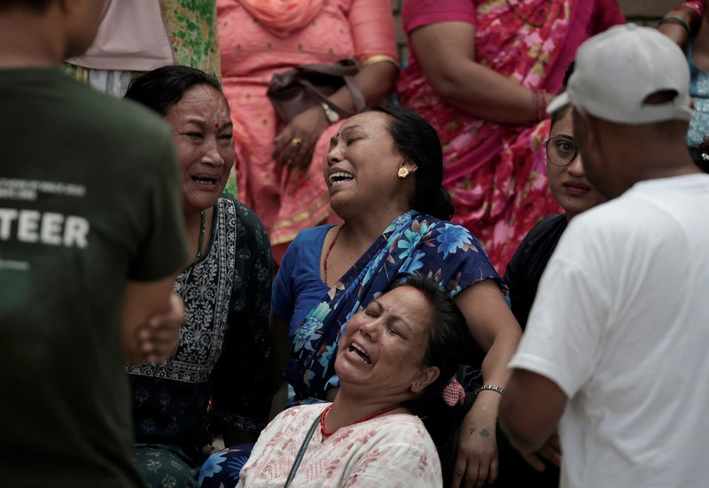 Pemandangan menunjukkan puing-puing pesawat Saurya Airlines yang terbakar setelah tergelincir dari landasan pacu saat lepas landas di Bandara Internasional Tribhuvan, di Kathmandu, Nepal, 24 Juli 2024. Pemandangan menunjukkan puing-puing pesawat Saurya Airlines yang terbakar setelah tergelincir dari landasan pacu saat lepas landas di Bandara Internasional Tribhuvan, di Kathmandu, Nepal, 24 Juli 2024. (REUTERS/Navesh Chitrakar)