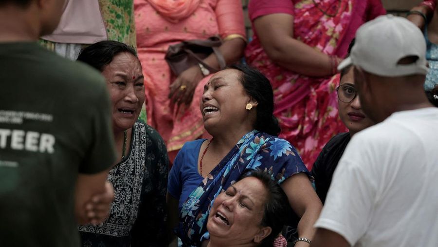 Pemandangan menunjukkan puing-puing pesawat Saurya Airlines yang terbakar setelah tergelincir dari landasan pacu saat lepas landas di Bandara Internasional Tribhuvan, di Kathmandu, Nepal, 24 Juli 2024. (REUTERS/Navesh Chitrakar)