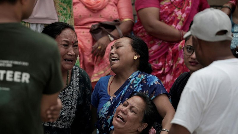 Pemandangan menunjukkan puing-puing pesawat Saurya Airlines yang terbakar setelah tergelincir dari landasan pacu saat lepas landas di Bandara Internasional Tribhuvan, di Kathmandu, Nepal, 24 Juli 2024. (REUTERS/Navesh Chitrakar)