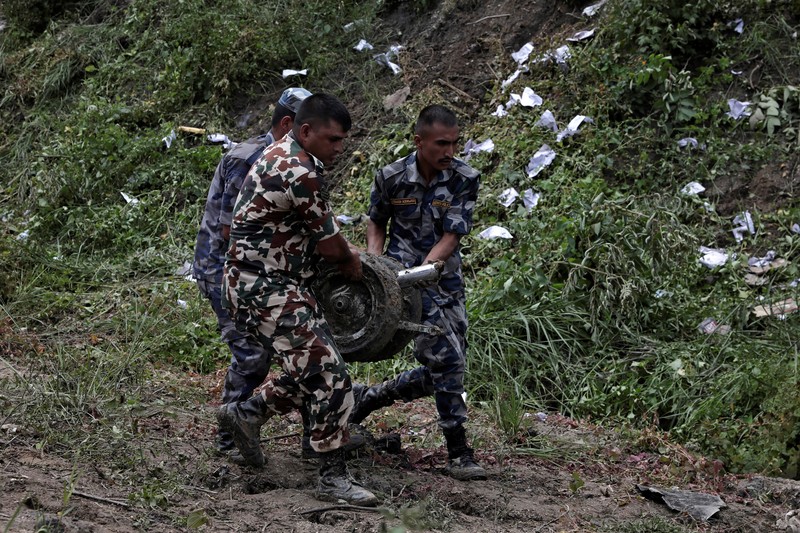 Pemandangan menunjukkan puing-puing pesawat Saurya Airlines yang terbakar setelah tergelincir dari landasan pacu saat lepas landas di Bandara Internasional Tribhuvan, di Kathmandu, Nepal, 24 Juli 2024. Pemandangan menunjukkan puing-puing pesawat Saurya Airlines yang terbakar setelah tergelincir dari landasan pacu saat lepas landas di Bandara Internasional Tribhuvan, di Kathmandu, Nepal, 24 Juli 2024. (REUTERS/Navesh Chitrakar)
