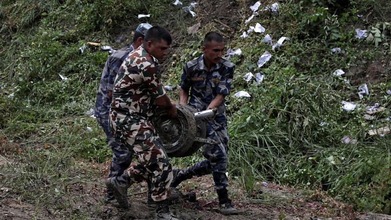 Pemandangan menunjukkan puing-puing pesawat Saurya Airlines yang terbakar setelah tergelincir dari landasan pacu saat lepas landas di Bandara Internasional Tribhuvan, di Kathmandu, Nepal, 24 Juli 2024. (REUTERS/Navesh Chitrakar)