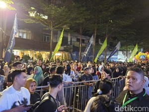 Kehabisan Tiket, Pengunjung F8 Makassar Berdesakan Sejauh 450 Meter