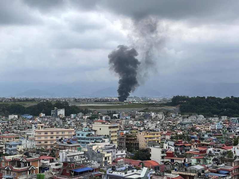 Asap mengepul dari Bandara Internasional Tribhuvan di Kathmandu, Nepal, Rabu, 24 Juli 2024. Televisi pemerintah di Nepal melaporkan sebuah pesawat tergelincir dari landasan dan jatuh saat mencoba lepas landas dari bandara Kathmandu. Asap mengepul dari Bandara Internasional Tribhuvan di Kathmandu, Nepal, Rabu, 24 Juli 2024. Televisi pemerintah di Nepal melaporkan sebuah pesawat tergelincir dari landasan dan jatuh saat mencoba lepas landas dari bandara Kathmandu. (AP Photo/Agniia Galdanova)