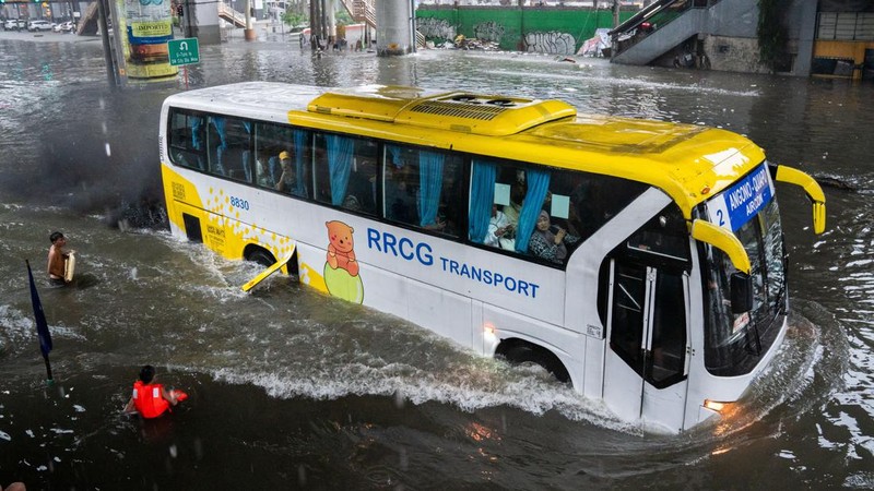 A car wades through a flooded road following heavy rains brought by Typhoon Gaemi, in Manila, Philippines, July 24, 2024. REUTERS/Lisa Marie David