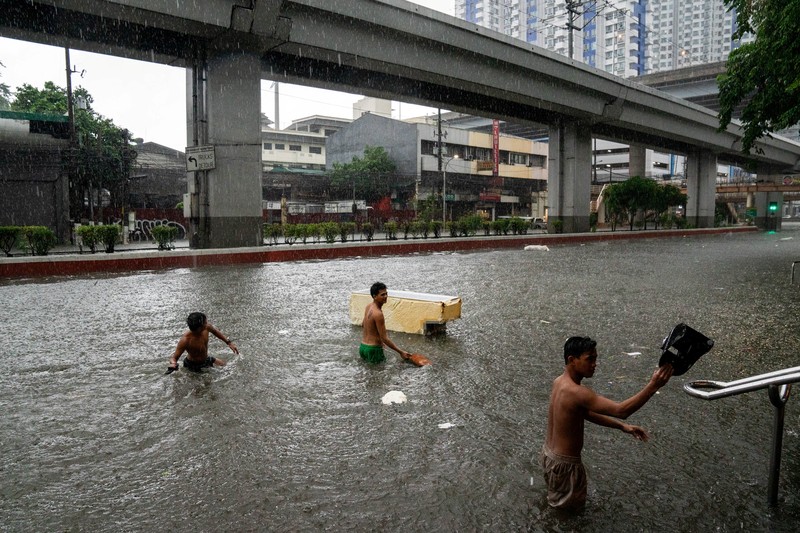 ASIA-WEATHER/PHILIPPINES A car wades through a flooded road following heavy rains brought by Typhoon Gaemi, in Manila, Philippines, July 24, 2024. REUTERS/Lisa Marie David