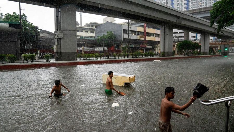 A car wades through a flooded road following heavy rains brought by Typhoon Gaemi, in Manila, Philippines, July 24, 2024. REUTERS/Lisa Marie David