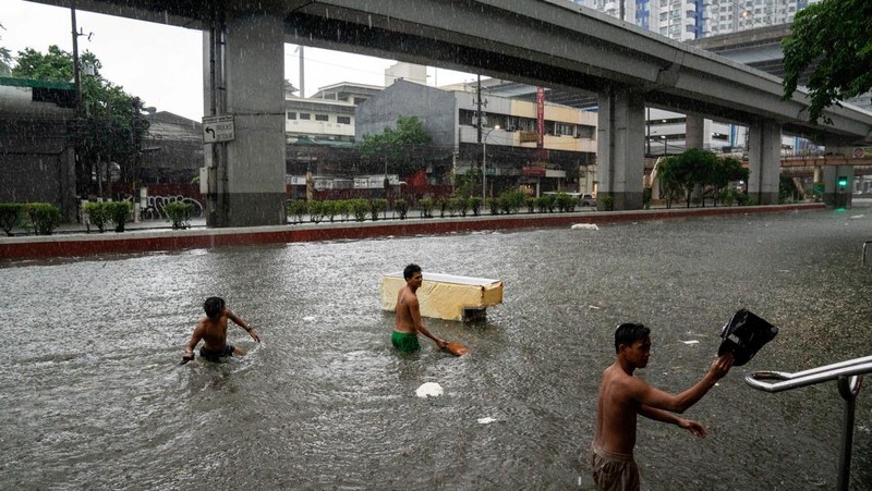 A car wades through a flooded road following heavy rains brought by Typhoon Gaemi, in Manila, Philippines, July 24, 2024. REUTERS/Lisa Marie David