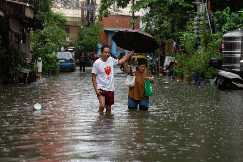 ASIA-WEATHER/PHILIPPINES A car wades through a flooded road following heavy rains brought by Typhoon Gaemi, in Manila, Philippines, July 24, 2024. REUTERS/Lisa Marie David